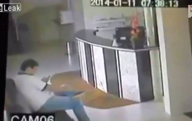 Βίντεο: ΑΠΙΣΤΕΥΤΟ ατύχημα - Εκεί που καθόταν ήρεμος ξαφνικά...