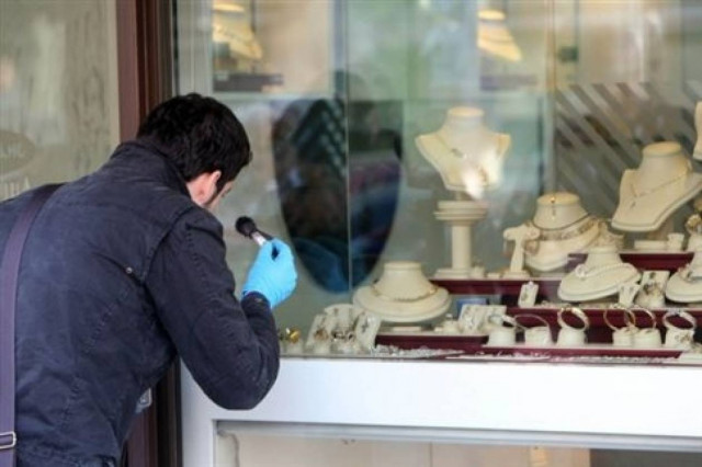 Ρόδος: Ληστής μπήκε…  σαν κύριος σε χρυσοχοείο και άρπαξε ότι βρήκε!