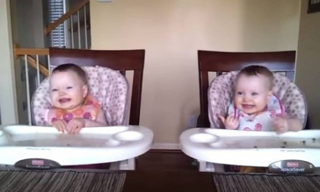 O μπαμπάς τραγουδάει και τα διδυμάκια χορεύουν σαν τρελά! (βίντεο)