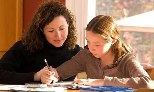 Ερευνα: Το 1/6 των γονιών, κάνει τις σχολικές εργασίες των παιδιών του