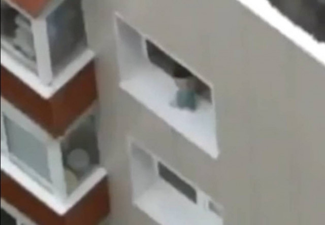 Σοκ: Μωρό περπατάει στο πρεβάζι παραθύρου πολυκατοικίας (βίντεο)