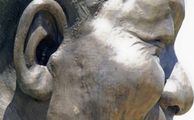 Σάλος για τον κρυμμένο λαγό στο αυτί του Μαντέλα