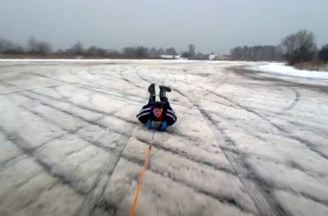 Η διασκέδαση στον πάγο δεν ήταν αυτό που είχε φανταστεί! (βίντεο)