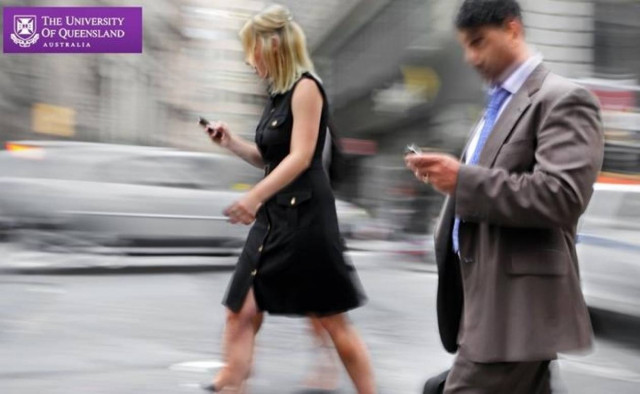 Μη στέλνετε μηνύματα όταν περπατάτε!