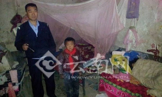 Το αγοράκι που έφυγε μόνο του μέσα στη νύχτα για να προλάβει...