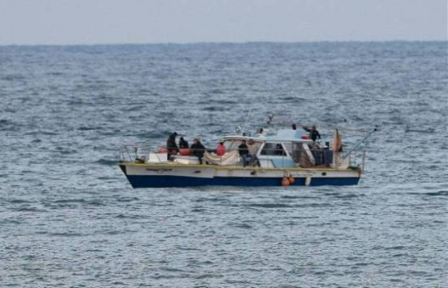 Στον Πειραιά οι 16 μετανάστες από το ναυάγιο στο Φαρμακονήσι (Βίντεο)