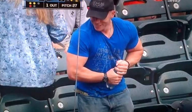 Μυώδης τύπος προσπαθεί να ανοίξει ένα μπουκάλι... (βίντεο)