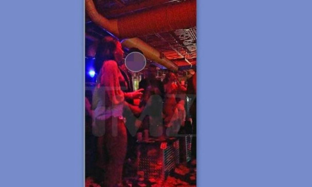 Τραγουδιστής πιάστηκε στα πράσα! Σκορπίζει χρήματα σε στριπτιζέζ!