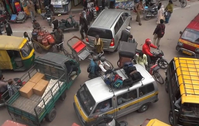 Μποτιλιάρισμα στην Ινδία... και τέλος οι γκρίνιες για την Ελλάδα (vid)