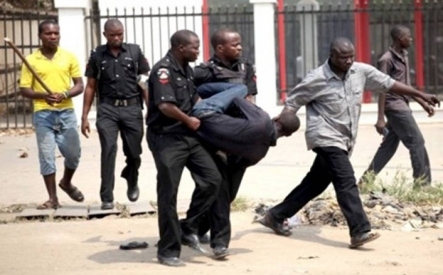 Νιγηρία: πλήθος επιτέθηκε σε 7 άντρες που δικάζονταν για ομοφυλοφιλία