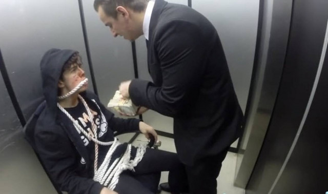 Φάρσα: Μαφιόζος βασανίζει νεαρό στο ασανσέρ (βίντεο)