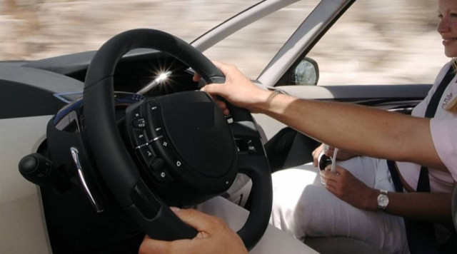 Δε θα πιστεύετε πόσο βρόμικο είναι το τιμόνι του αυτοκινήτου!