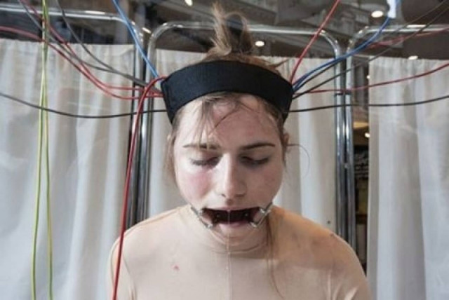 PHOTOS: «βασανισμός» μοντέλου σε βιτρίνα στο Λονδίνο