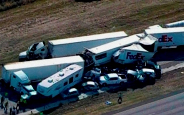 Βίντεο-ΣΟΚ: Σκηνές χάους σε καραμπόλα με σαράντα οχήματα