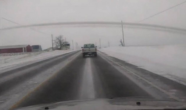 Αυτά παθαίνεις όταν τρέχεις σε παγωμένο οδόστρωμα... (βίντεο)