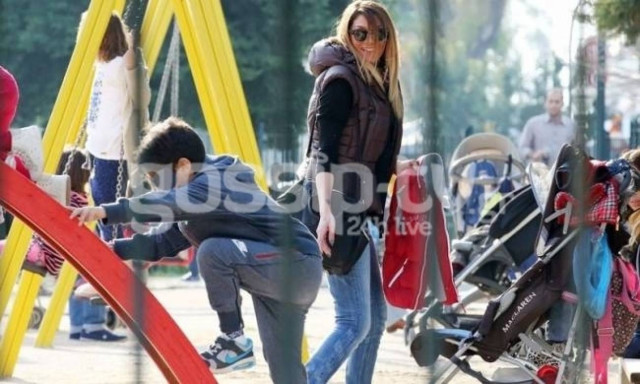 Αγγελική Ηλιάδη: Στην παιδική χαρά με τον γιο της