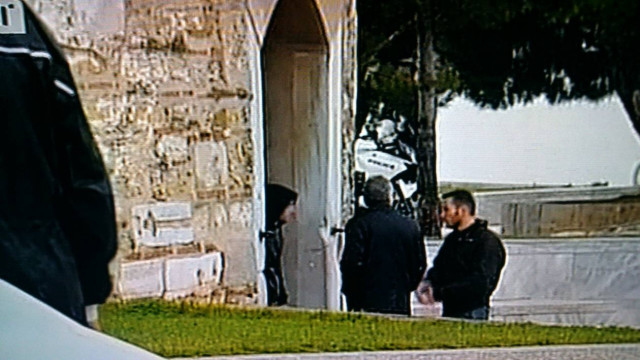 Τώρα: Άνδρας μπροστά στο Λευκό Πύργο απειλεί να ανατιναχτεί