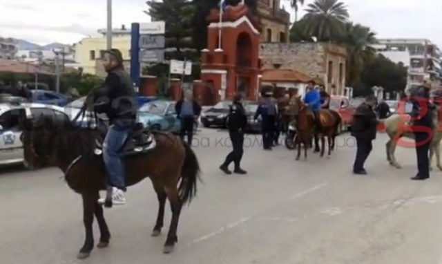 Πάτρα: Αγροτικό μπλόκο με άλογα στην εφορία (Βίντεο)