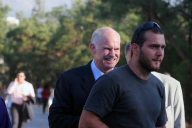 Ο ΓΑΠ πίνει στην υγειά των κορόιδων και οι παπαράτσι τον κυνηγούν