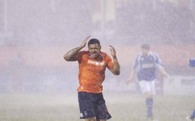 Βιβλική καταιγίδα σε αγώνα στην Αγγλία (video)