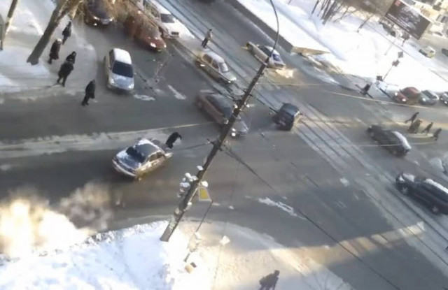 Μανιακός οδηγός παρέσυρε όποιον βρήκε μπροστά του! (βίντεο)