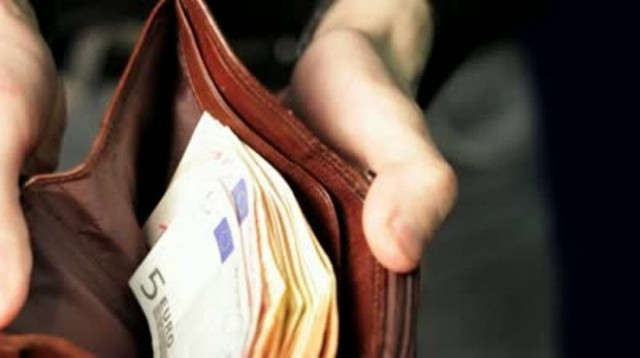 ΕΛΣΤΑΤ: Νέα μείωση στο εισόδημα των νοικοκυριών