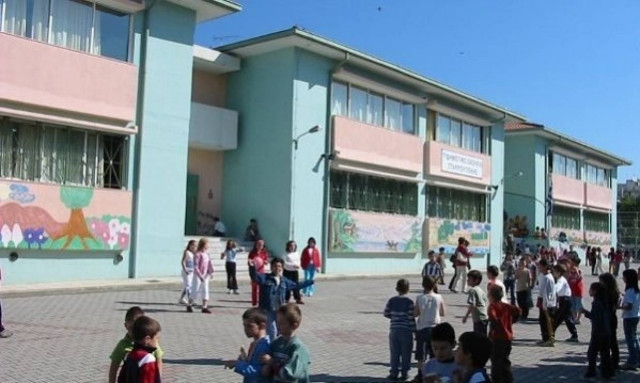 Το υπουργείο Παιδείας σκέφτεται να επιμηκύνει τις ημέρες του σχολείου