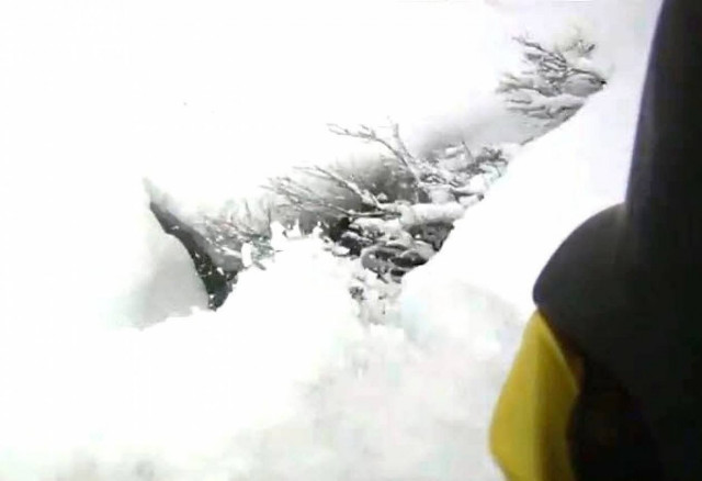 Σκιέρ πέφτει σε χαράδρα δυόμιση μέτρων! (βίντεο)