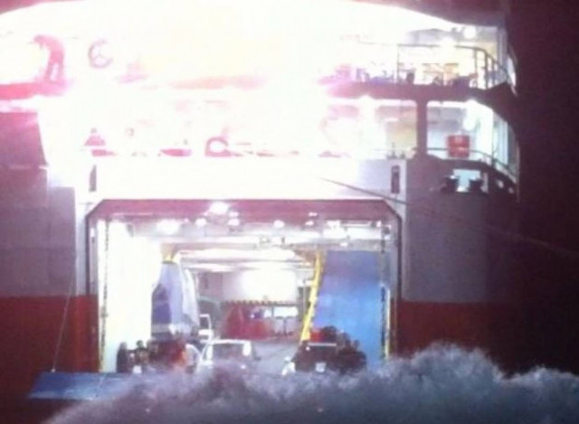 Νέα μάχη με τα κύματα για το «Αδαμάντιος Κοραής» στη Σίκινο (βίντεο)