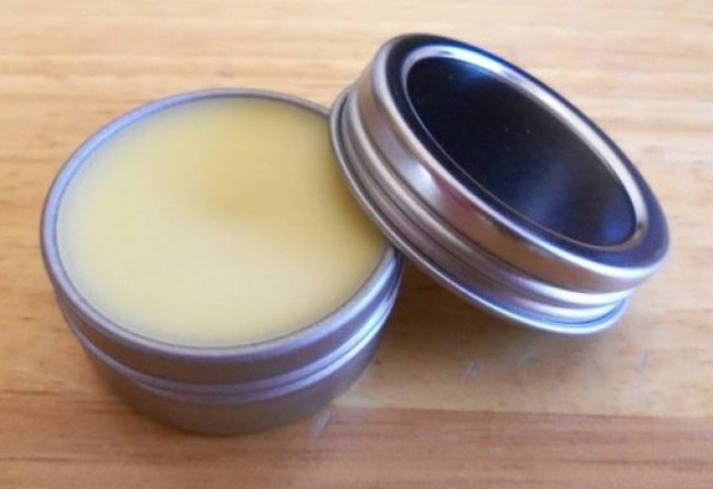 Σκασμένα χείλη; Φτιάξτε μόνες σας lip balm με μέλι και τριαντάφυλλο