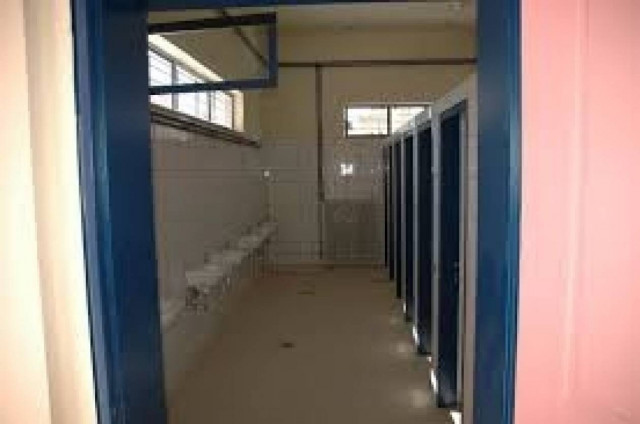 Πάγωσαν όταν μπήκαν στις τουαλέτες του σχολείου και αντίκρυσαν...