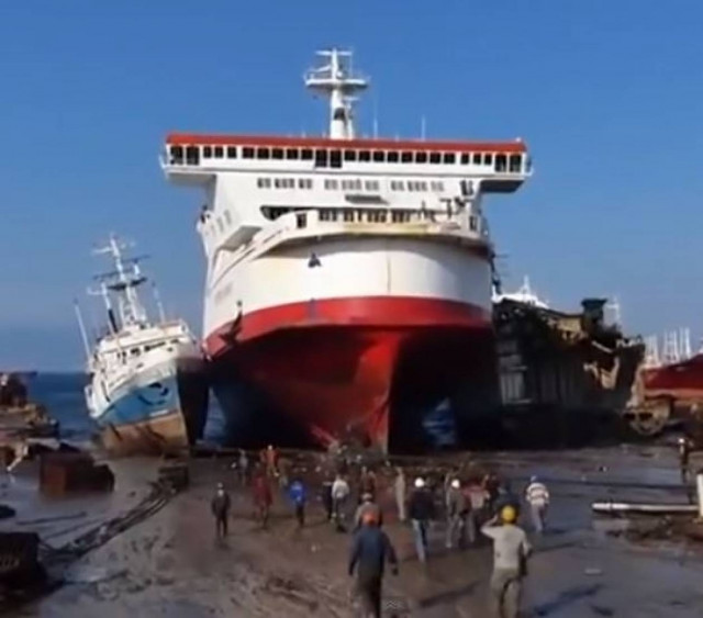 Ο πιο ατζαμής καπετάνιος! Πάρκινγκ για κλάματα! (vid)