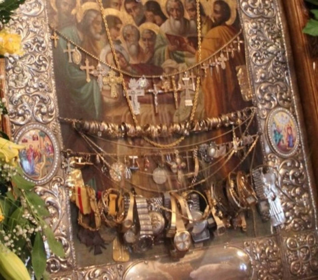 Ιερόσυλοι έκλεψαν δεκάδες τάματα από εκκλησία στον Πειραιά