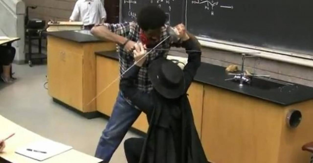 Video: H καλύτερη φάρσα που έγινε σε ώρα μαθήματος!