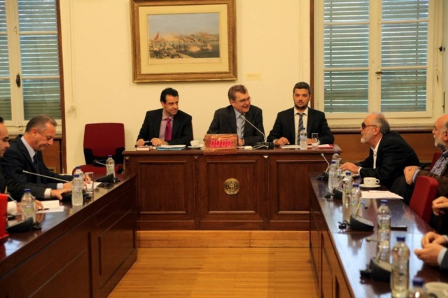 Στην Επιτροπή Κοινωνικών Υποθέσεων το ν/σ των απολύσεων