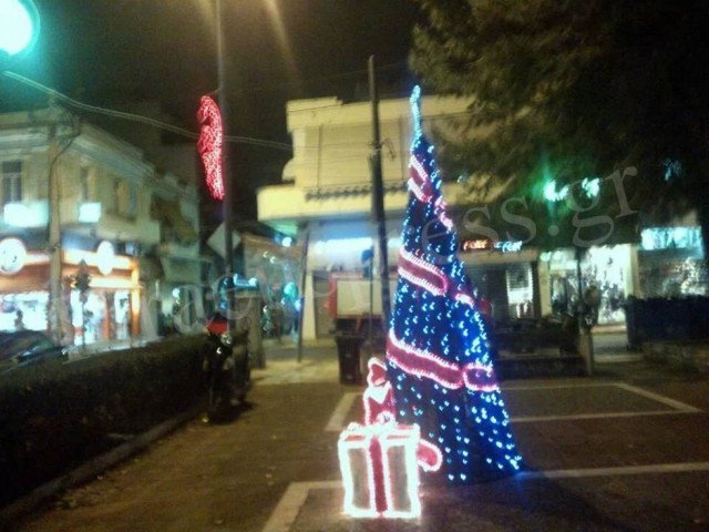 Το Κερατσίνι έχει ακόμα Χριστούγεννα! (pics)