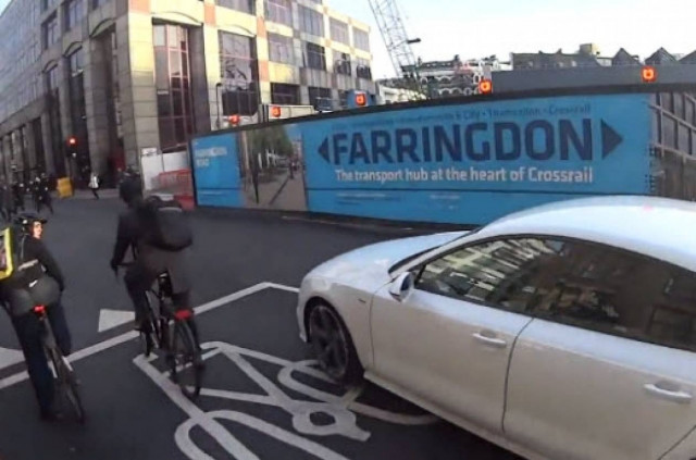 Απαράδεκτος οδηγός κάνει... τσαμπουκά σε ποδηλάτες (βίντεο)