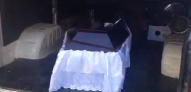 Απίστευτο: Έβαλαν νεκρό σε βαν ανθοπωλείου στην Πτολεμαΐδα (vid)