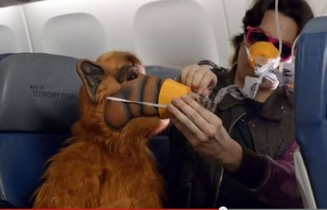 Πετάξτε με ασφάλεια και αέρα… 80s! (vid)