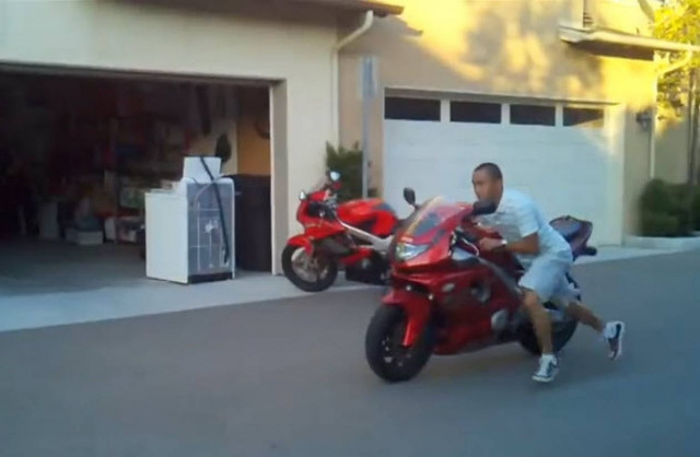 Πως δεν πρέπει να βάλεις τη μηχανή σου σε ένα φορτηγάκι (βίντεο)