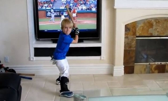 Νέο ταλέντο του μπέιζμπολ είναι τεσσάρων &το ανακάλυψε ο Άνταμ Σάντλερ