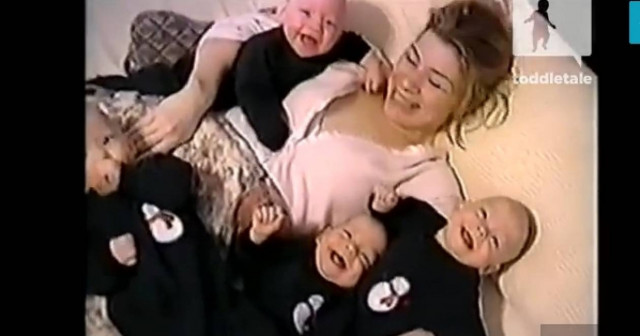 Video: Δείτε τα τετράδυμα που ξεκαρδίζονται στα γέλια!!!