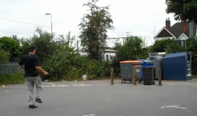 Απίθανα κόλπα με την μπάλα του ποδοσφαίρου! (βίντεο)