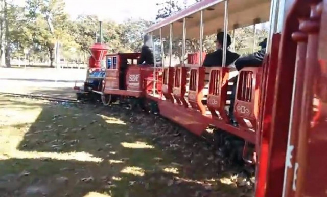 Τουριστικό τρενάκι πέφτει πάνω σε σταθμευμένο όχημα (βίντεο)