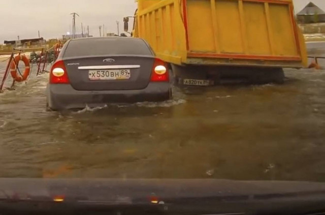 Αυτοκίνητα πλημμυρίζουν πάνω σε γέφυρα... (βίντεο)