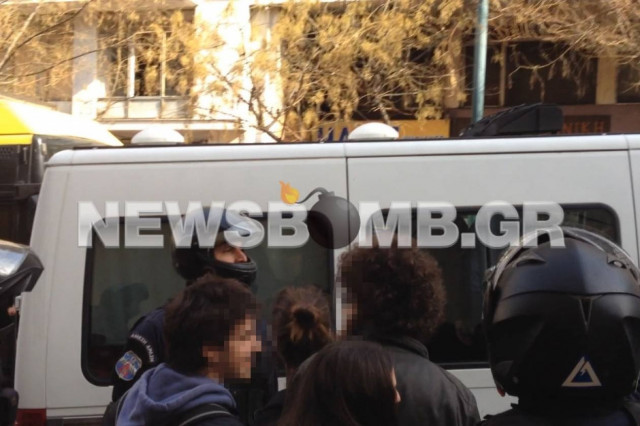 Διαμαρτυρία και προσαγωγές στο γραφείο του Μ. Βαρβιτσιώτη (pics+video)