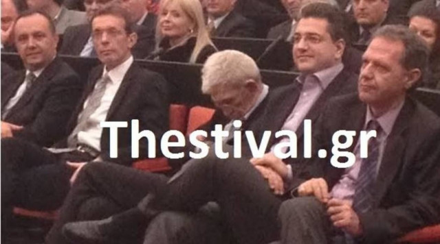 Ο Μπουτάρης κοιμήθηκε σε εγκαίνια! (pic)