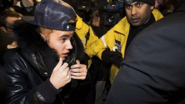 Παραδόθηκε σε αστυνομικό τμήμα του Καναδά ο Τζάστιν Μπίμπερ (βίντεο)