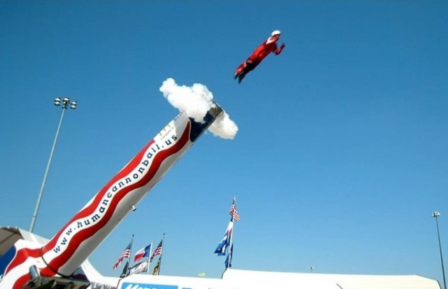 Παραλίγο τραγωδία σε επίδειξη με «ανθρώπινο κανόνι» (βίντεο)