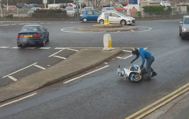 Ο οδηγός έχει νεύρα... και ξεσπάσει στο σκουτεράκι του (βίντεο)